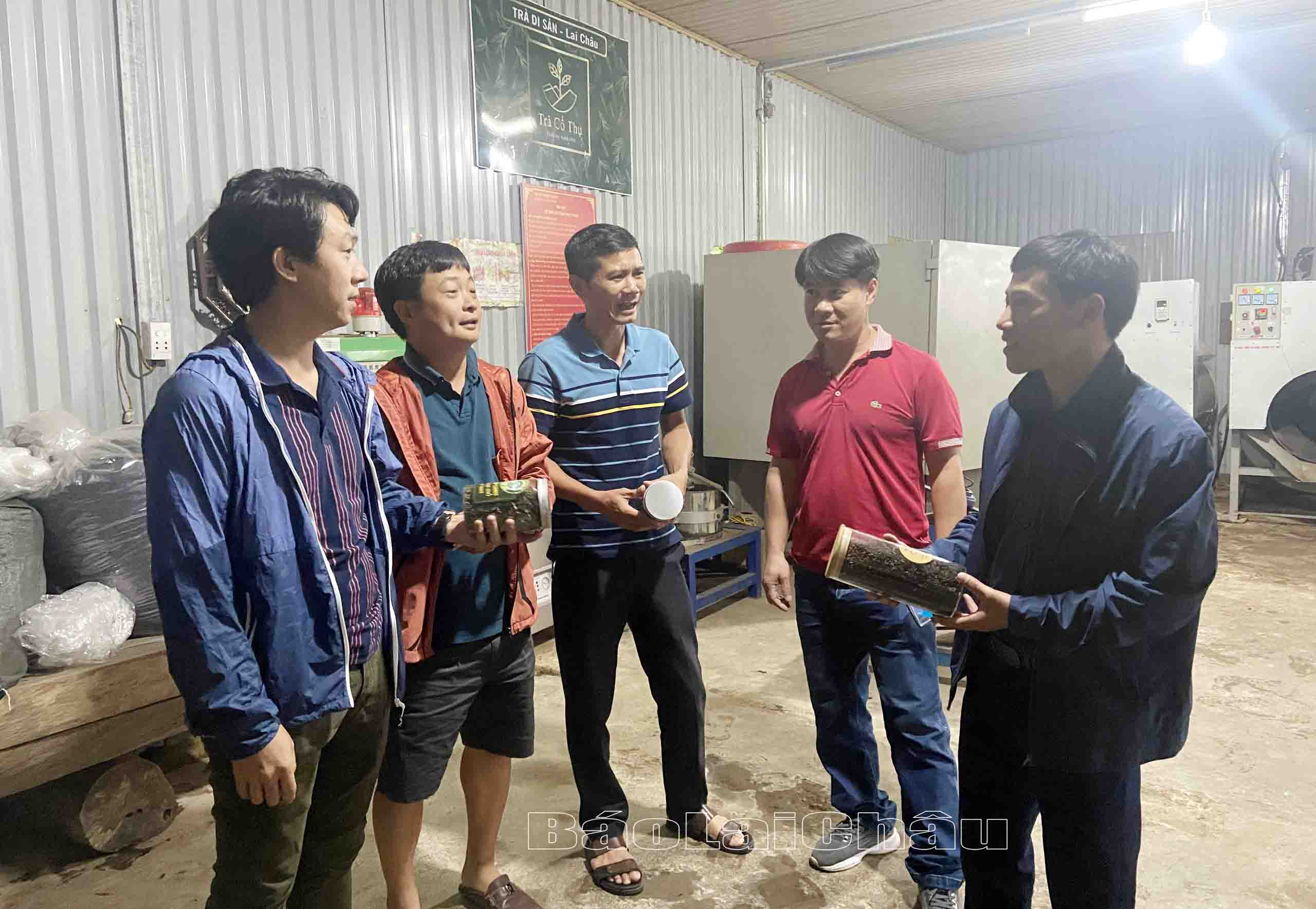 Cán bộ xã Mồ Sì San giới thiệu về các sản phẩm chè cổ thụ tới đoàn khách đến từ thành phố Hồ Chí Minh.